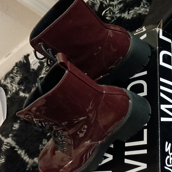 Red Booths - Picture 3 of 3